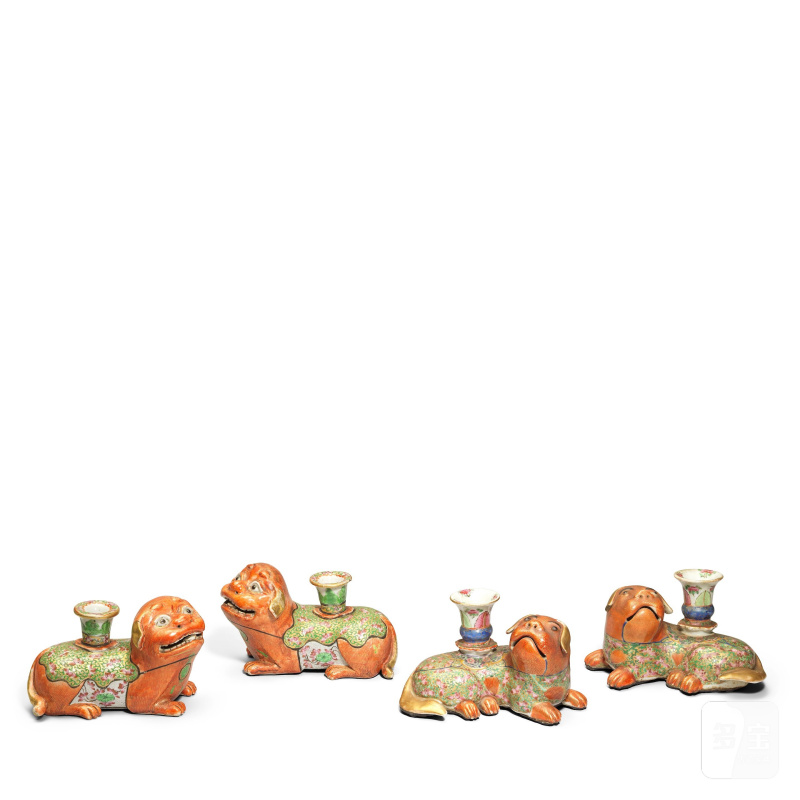 十九世紀 粉彩佛獅燭臺兩對 | TWO PAIRS OF FAMILLE ROSE 'LION' CANDLESTICKS - 图1